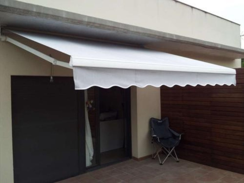 Instalación toldo brazos invisibles Sant Cugat. Persianas Domésticas.