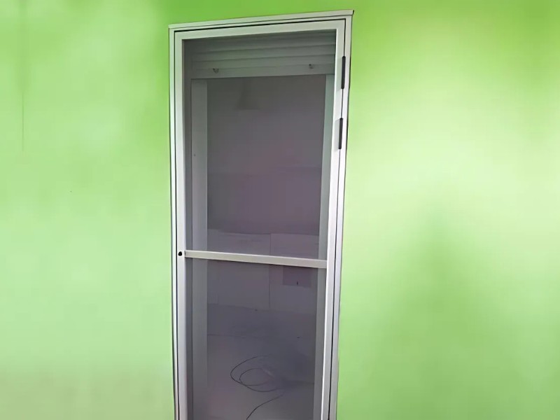Venta, reparación e instalación de mosquiteras practicables o abatibles en Sant Cugat. Persianas Domésticas.